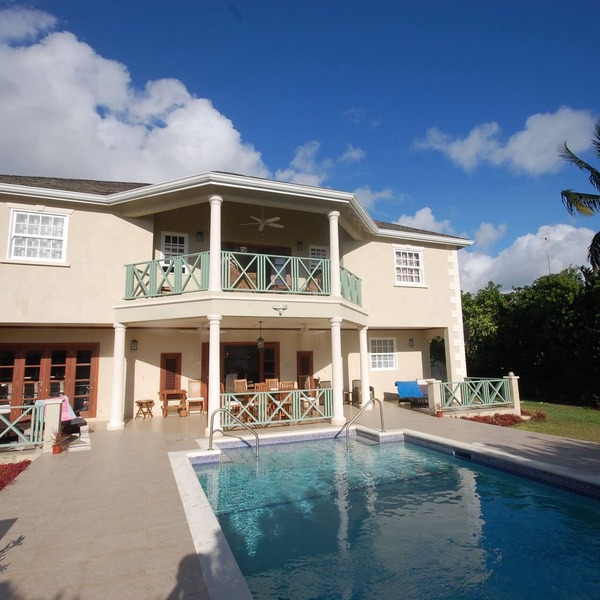 4 Bed Colonial Style Villa with pool in private setting, short walk to 2 beaches