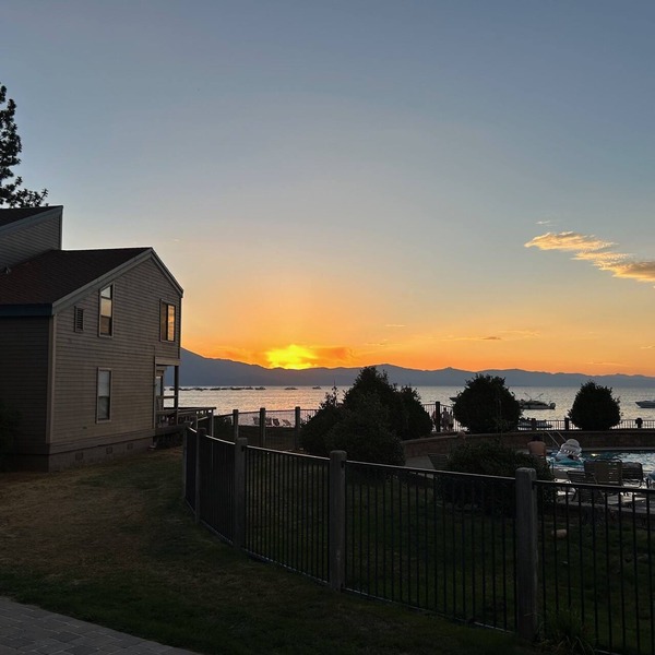 4 Bed - Lake View - Pool, Hot Tub, Beach, Ski Bus, Downtown South Lake Tahoe!