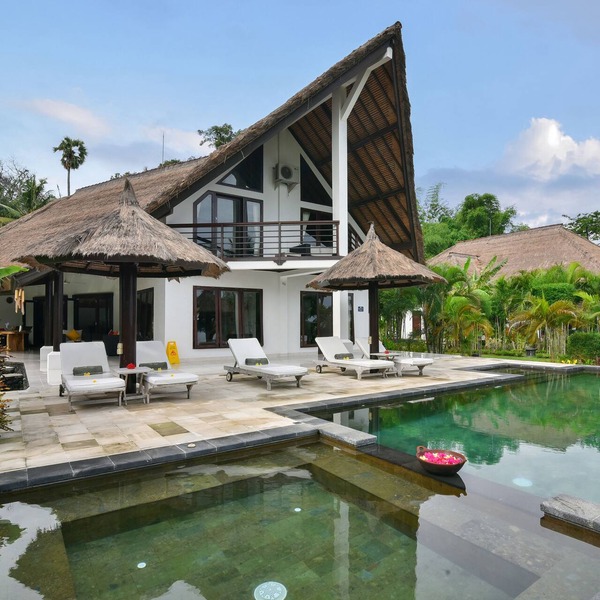 4 bed villa directly on the beach. swimming pool with yacuzi