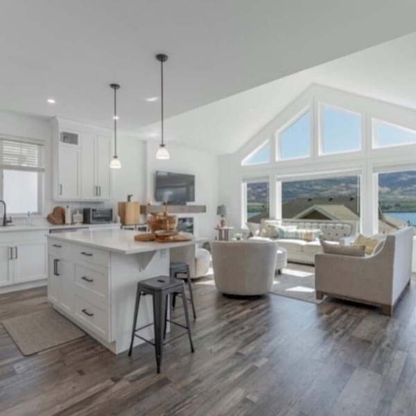 4 bedroom, 4 Bathroom on the Lake Enjoy Beach in Summer, Ski in Winter