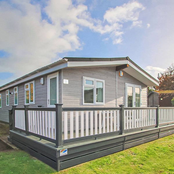 4 bedroom accommodation in Milford-on-Sea, Nr Lymington