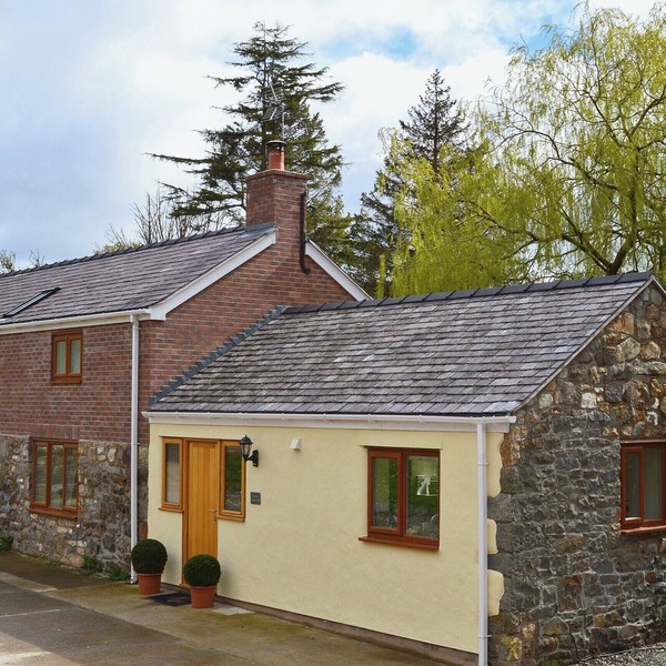 4 bedroom accommodation in Penyffordd, near Chester