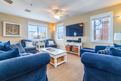 4-bedroom condo with elevator and king bed and parking