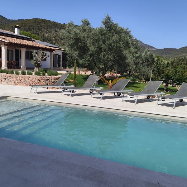 4 bedroom country house with pool and barbecue