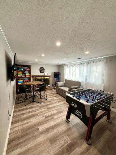 4 Bedrooms and 5 Beds with Game Room Only 5 min Drive to College and Perfect for Family's