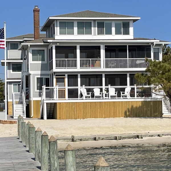 4 Br Luxury Direct Bayfront-Screen Porch, Sundeck, Beach, Pier, Walk everywhere!