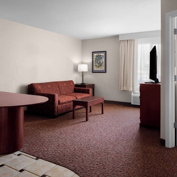 4 Comfortable Suites w/Fireplace & Separate Living Space – Near Intel Campus