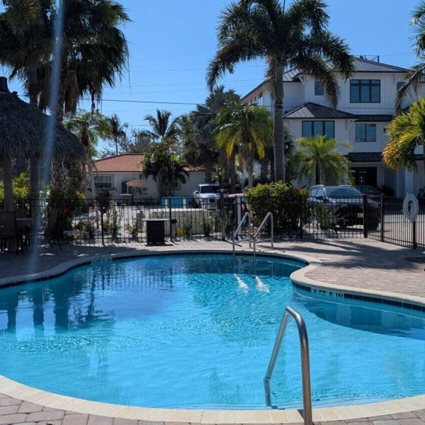 #4-Junior Suite-2 Queen beds, 3min walk to Beach, Heated Pool on site, Sleeps 4
