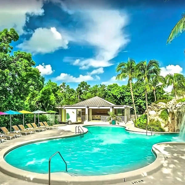 4 King Waterfront Room Near Private Beach & Pools