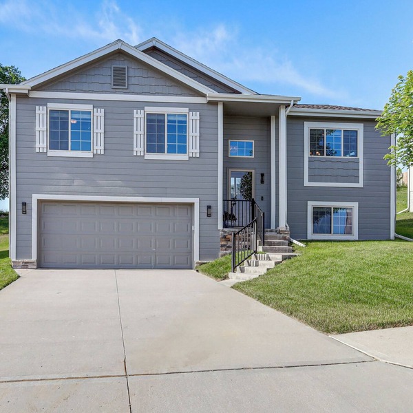 4 Mi to Offutt AFB - Family Home in Omaha Suburbs!