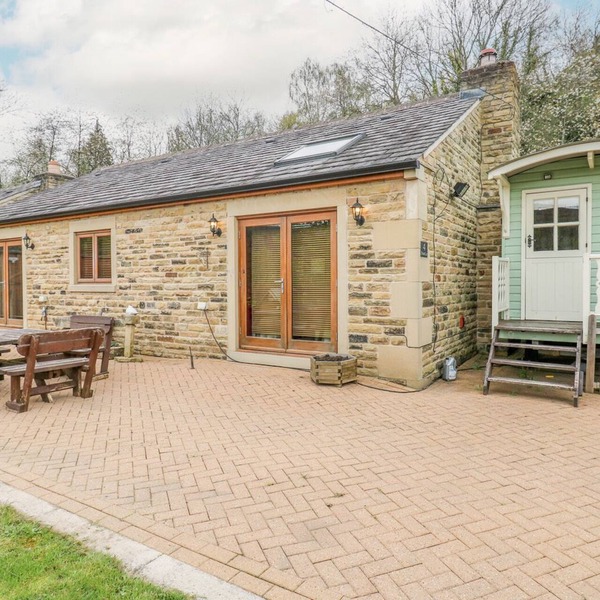 4 PHEASANT LANE, pet friendly, with hot tub in Stocksbridge