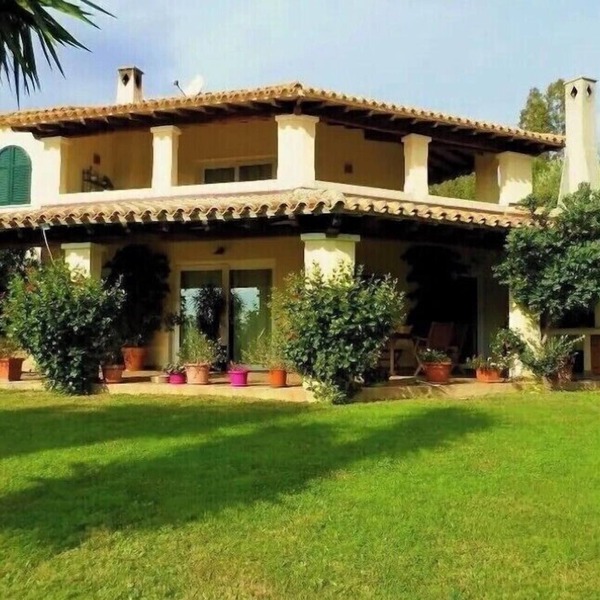 4 rooms. 2 km from the beaches of chia. rifinitissima. equipped. max privacy