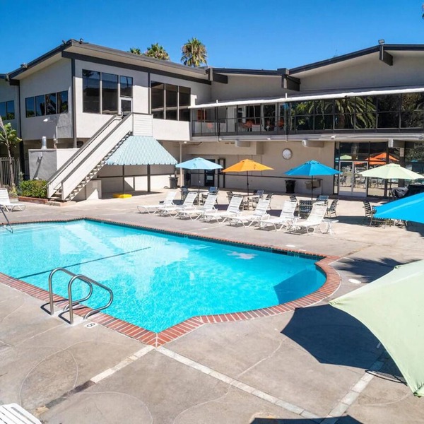 4 Spacious Coastal Stay Units | Kitchenette | Pool | Near Beach