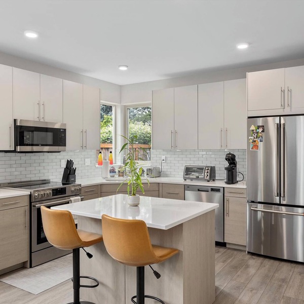 4 Square Escape Spacious, modern home with easy transit to downtown