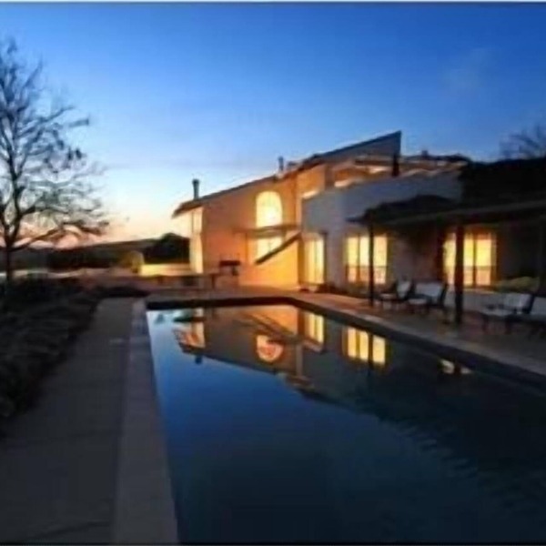 40 Acres 5,000 Square Ft, $975/nt Sleeps 10-14 Pool, Vineyard, Views !