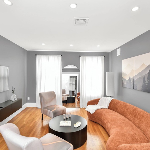 4BD 2BA Spacious Duplex W/Parking. Walking Distance to MBTA & Restaurants