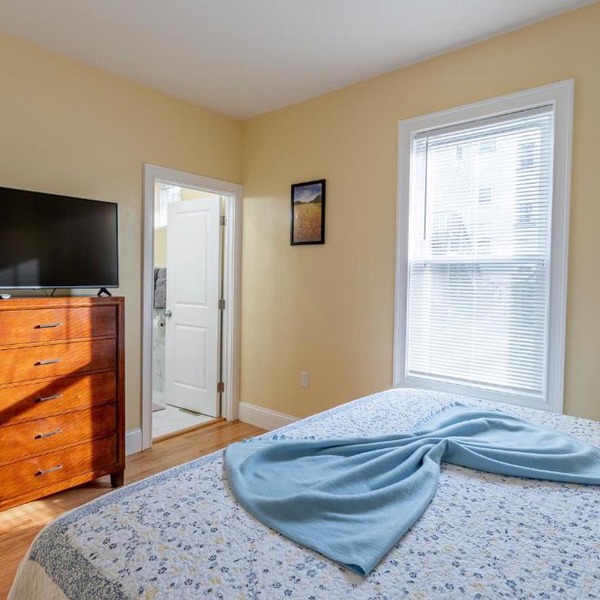 4BR Boston Apt - Pet Friendly & Free Parking, near MBTA Station 2331