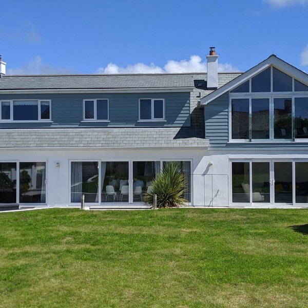 5 bed, 3 bath detached holiday home close to Constantine Bay beach with parking