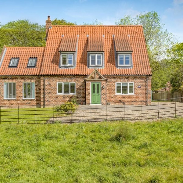 5 Bed in Hanworth Common (oc-1650)