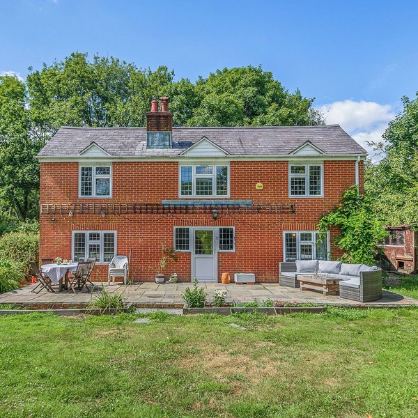 5 bedroom accommodation in Dibden, near Southampton