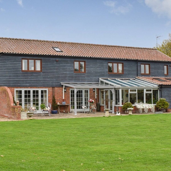 5 bedroom accommodation in Hanworth