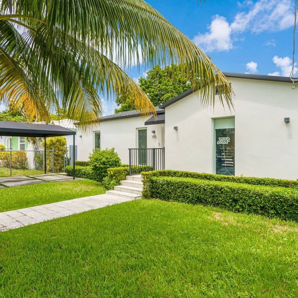 5 Bedroom Downtown Oasis: Steps to Wynwood & Design District, Private Hot Tub