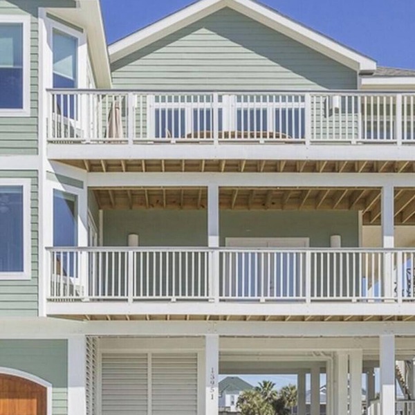 5 BEDROOMS, 41/2 BATHS. GOLF CART INCLUDED! PIRATES BEACH.
