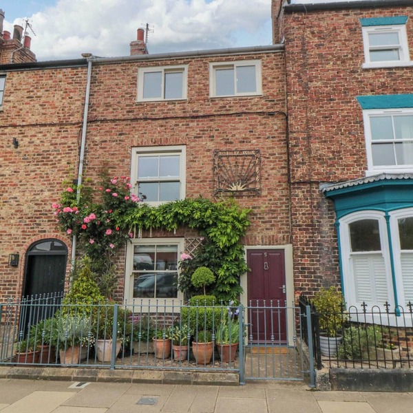 5 COLLEGE SQUARE, pet friendly in Stokesley