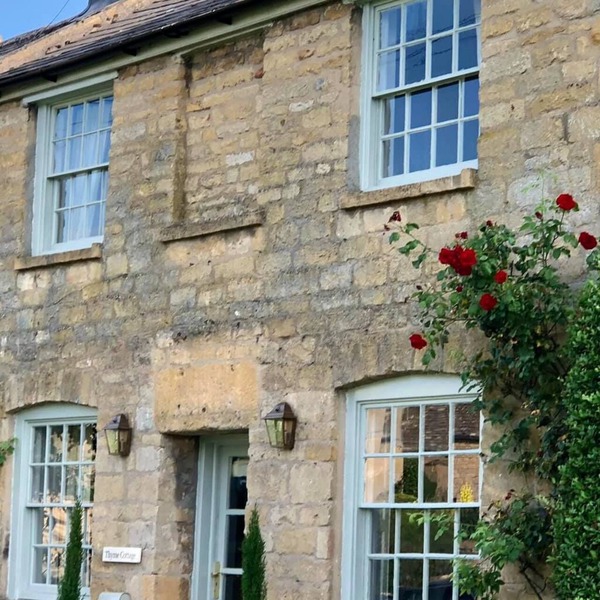 5* LUXURIOUS & Spacious Cotswold Cottage. Garden,Pubs,Duck Pond. 5 Bed,3 Bath.