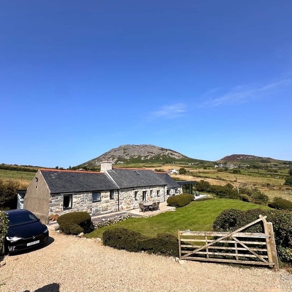 5* Luxury Welsh stone Long Cottage with magnificent panoramic views