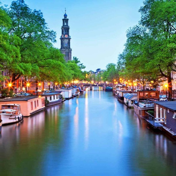 5-minute walk from Amsterdam’s city center & buzzing 9 streets