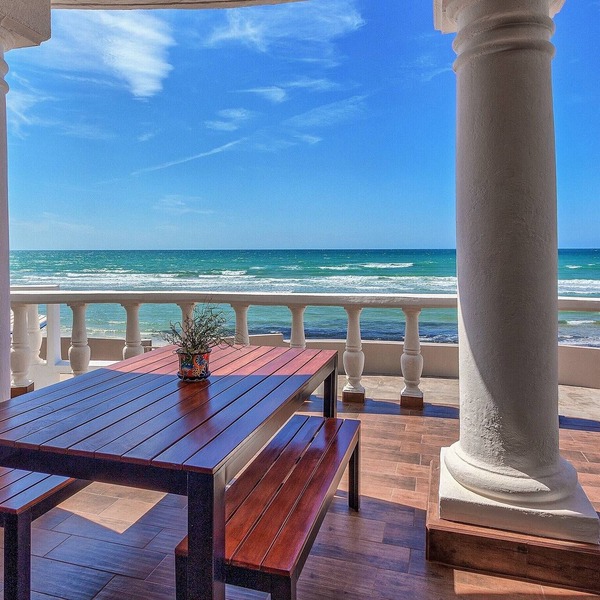 5 Star house as CLOSE TO THE SEA as you can get! IMPECCABLE, quiet, PRIVATE!
