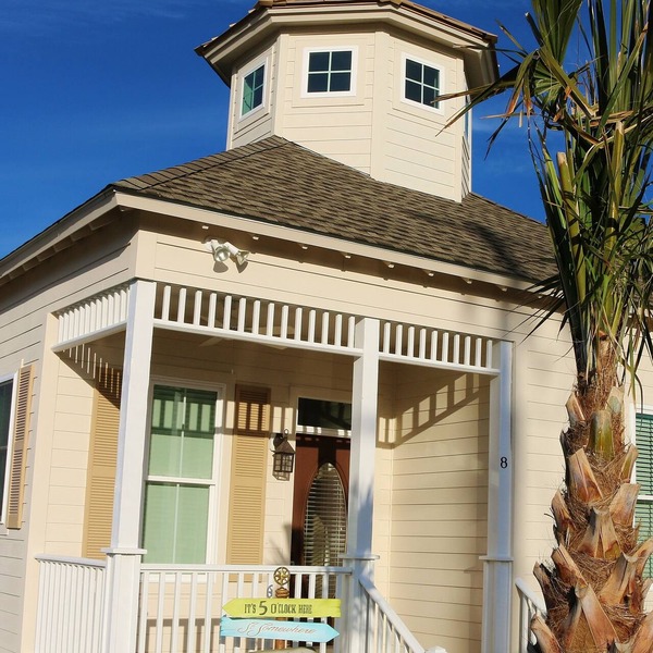 5 Star Reviews 3 Bedroom Luxury House w/Pool, Steps from Beach, Sleeps 7, Shops