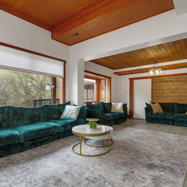 .50 Acre Property - Spacious Living with Wood Accents - Sleeps up to 20
