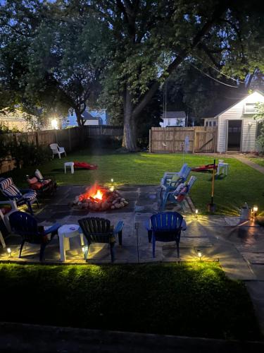 515Escape - Near downtown, private backyard, firepit, bbq, fun!