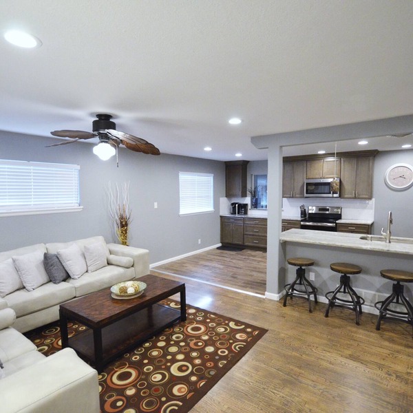5bdrms; 6King beds, 2kitchens, 2lvrms; Near Shops & Dining; 1block to Starbucks!