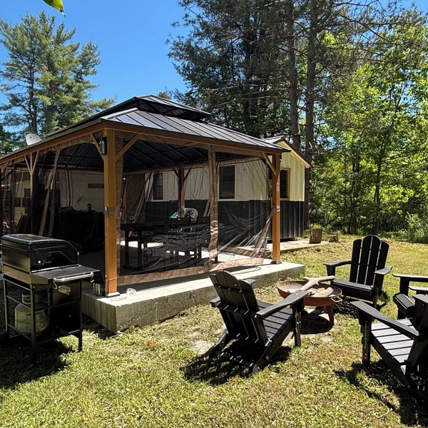 6 acre private nature retreat glamping cabin.