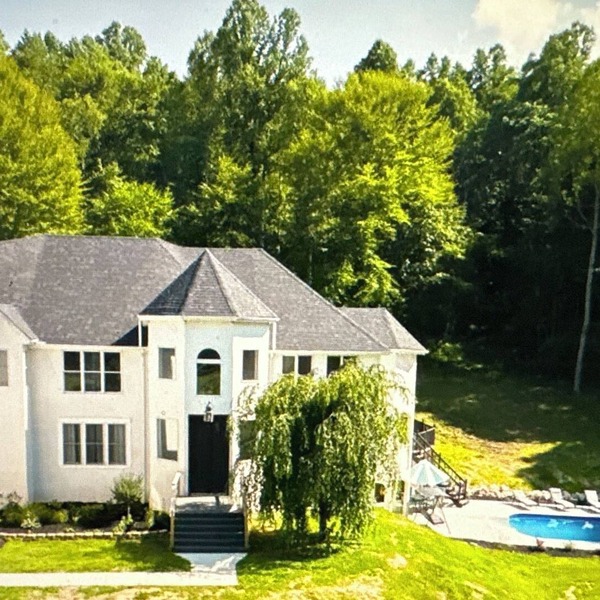 6 bed Mansion-jacuzzi,pool,bbq-pit,gym,pond,4500 sqft,hottub,deck,garage,kitchen