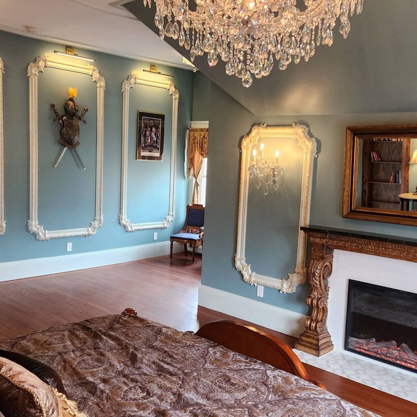 6 bedroom, 4 Bathroom Victorian Mansion 1 Mile from Downtown Minneapolis