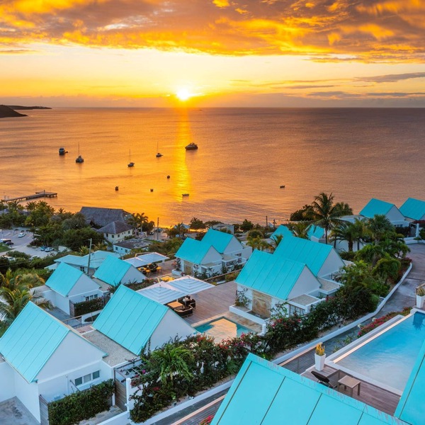 6 BR Villa with Concierge, Amenities, & Pool