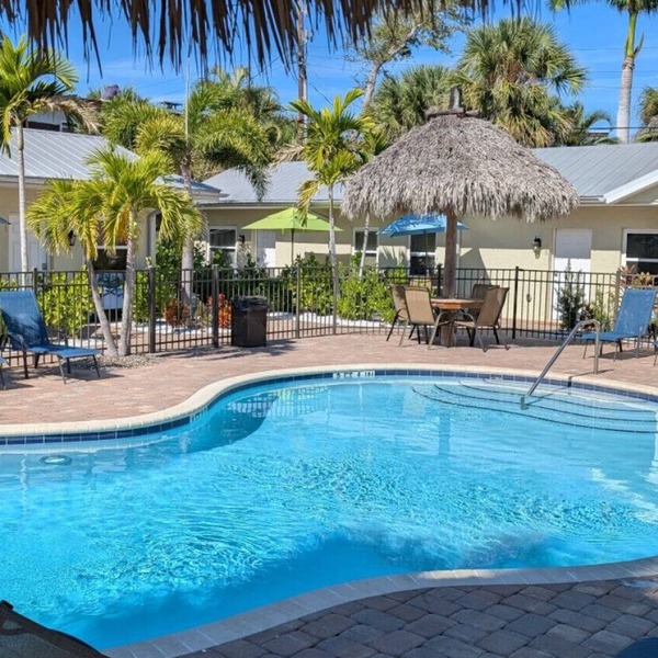 #6-Studio Suite-King Size Bed, All is in Walking Distance, Heated Pool, Kitchen