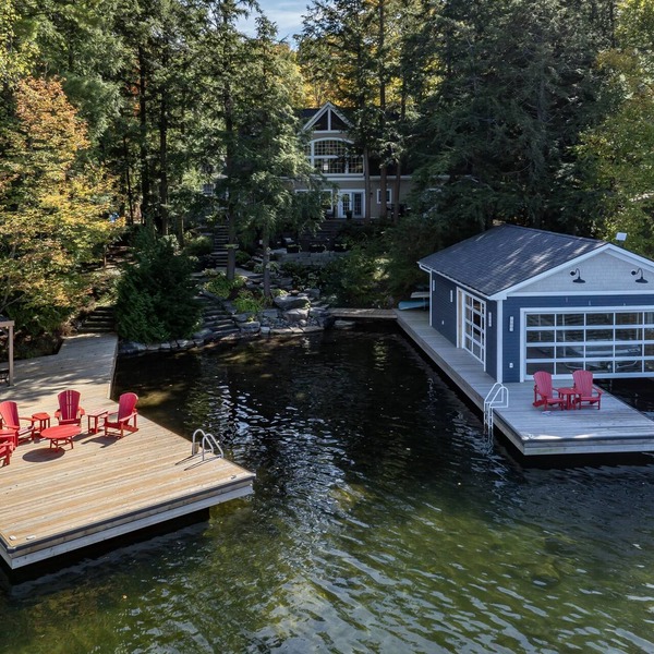 7 bed, 5 bath spectacular cottage on Lake Joseph!