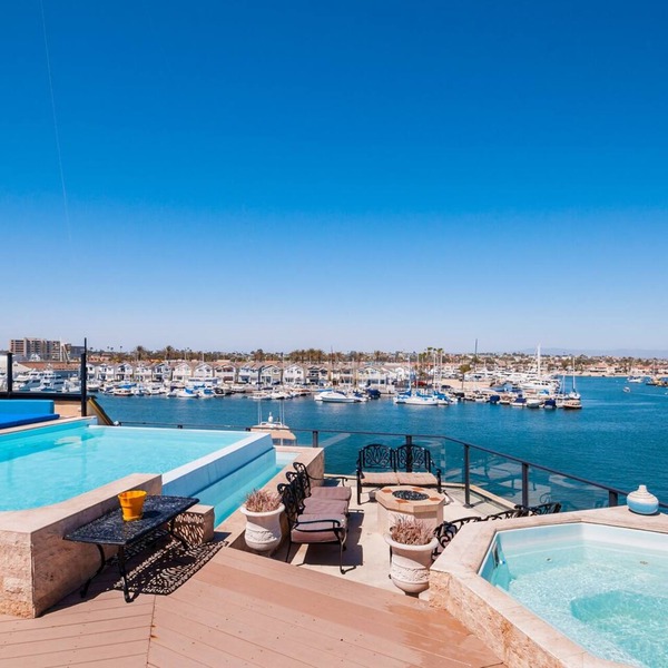 7 Bed Waterfront W/Rooftop pool & hot tub stunning 360-degree bay & beach view