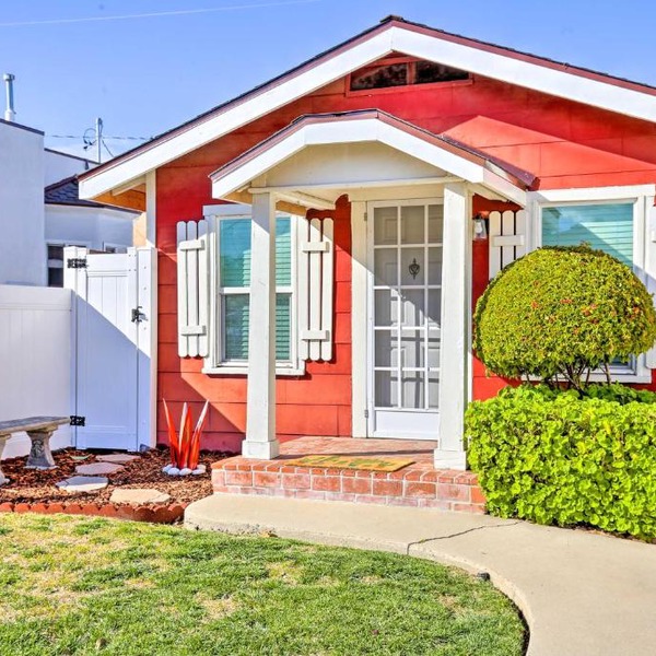 7 Mi to Downtown: Long Beach Bungalow w/Patio!