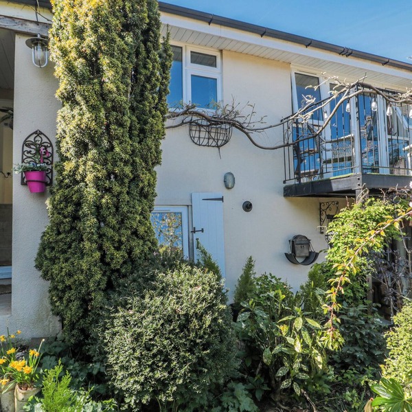 7 THE CEDARS, pet friendly, with a garden in Wotton-Under-Edge