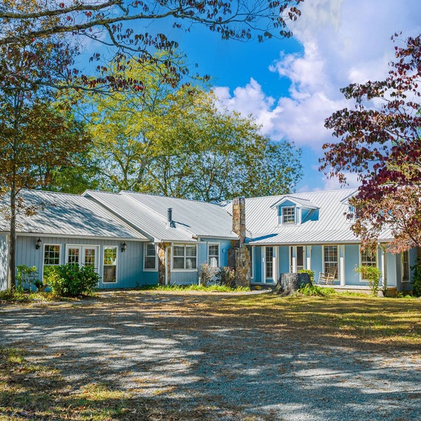 7BR/4BA, Sleeps 21! Adjoins National Park. Trails/Pond. Lookout Mtn. Cabin