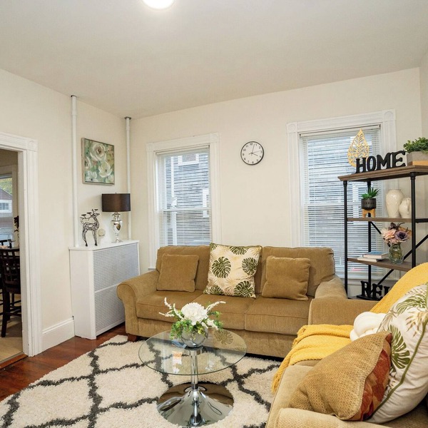 8-Peaceful & Bright apt/3br right to Boston line