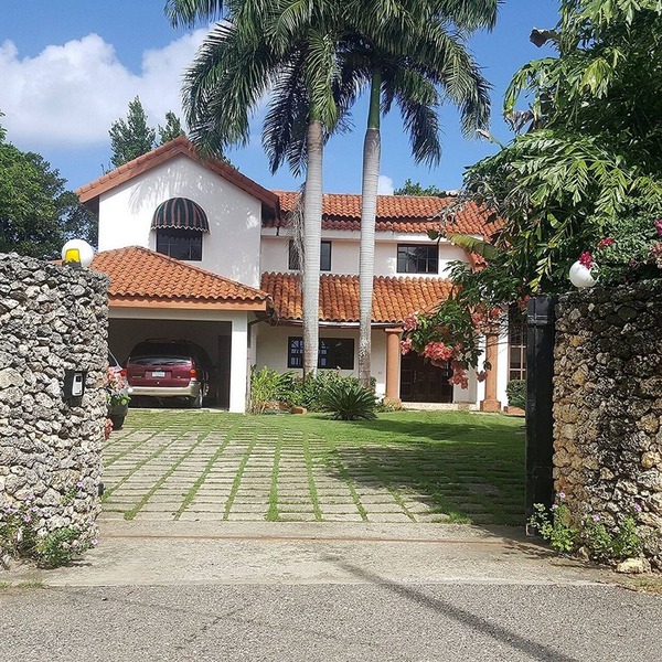 8BD Colonial Oceanfront Villa with private pool/garden/billiard