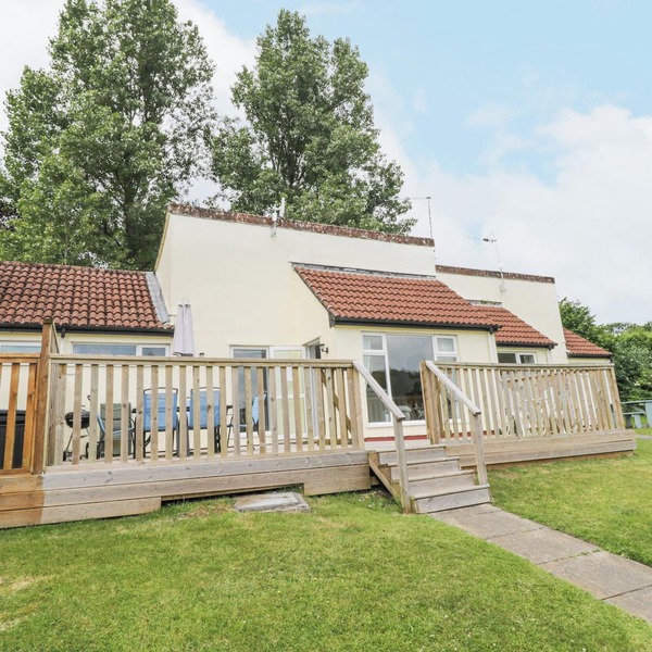 9 MANORCOMBE BUNGALOWS, pet friendly, with a garden in Callington