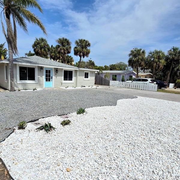 “A” Beachy Keen Cottage! Just Steps From Indian Rocks Beach!